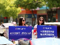 跑车与美女上演速度与激情，快到世纪广场来瞅瞅