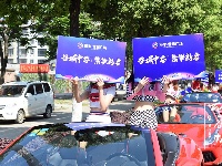 跑车与美女上演速度与激情，快到世纪广场来瞅瞅
