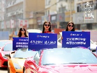 跑车与美女上演速度与激情，快到世纪广场来瞅瞅