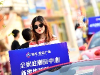 跑车与美女上演速度与激情，快到世纪广场来瞅瞅