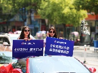 跑车与美女上演速度与激情，快到世纪广场来瞅瞅