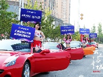 跑车与美女上演速度与激情，快到世纪广场来瞅瞅