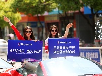跑车与美女上演速度与激情，快到世纪广场来瞅瞅