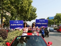 跑车与美女上演速度与激情，快到世纪广场来瞅瞅