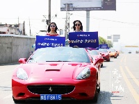 跑车与美女上演速度与激情，快到世纪广场来瞅瞅