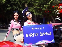 跑车与美女上演速度与激情，快到世纪广场来瞅瞅