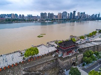 湖北襄阳：雨后汉江“泾渭分明”


