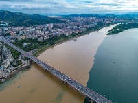 湖北襄阳：雨后汉江“泾渭分明”



