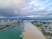湖北襄阳：雨后汉江“泾渭分明”


