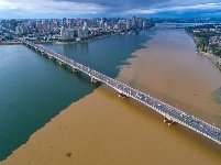 湖北襄阳：雨后汉江“泾渭分明”


