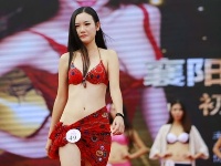 襄阳上演深V诱惑 一大波美胸妹子来袭