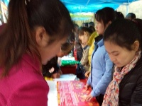 襄阳扶贫首场招聘会五山举行 1600余人前来应聘
