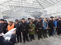 保康48名在押人员转押老河口沿线警戒