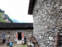 赵湾石屋引客来。