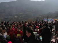 谷城就业扶贫“大蓬车”开进山乡扶贫搬迁点