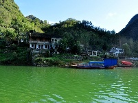粟谷高峡出平湖