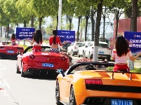 跑车与美女上演速度与激情，快到世纪广场来瞅瞅