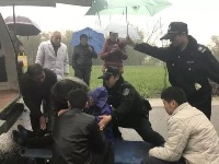 紫金民警哥一把伞撑起一片天