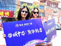 跑车与美女上演速度与激情，快到世纪广场来瞅瞅