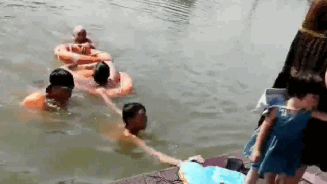 76岁老人勇救200斤溺水小伙，差点被带沉……