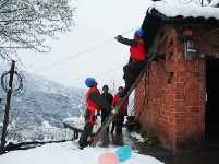 大雪突袭 谷城全力抢修受损电力设施