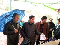 襄阳扶贫首场招聘会五山举行 1600余人前来应聘