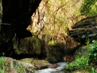 石花铜山村峡谷中惊现一人工天渠