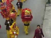 大年初一，城关镇锣鼓喧天向全县人民拜年