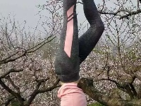 谷城初心瑜伽美女够拼的