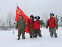 冰雪中，那面鲜红的旗帜