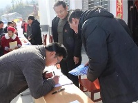谷城就业扶贫“大蓬车”开进山乡扶贫搬迁点