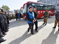 保康48名在押人员转押老河口沿线警戒