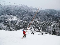 大雪突袭 谷城全力抢修受损电力设施