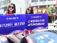 跑车与美女上演速度与激情，快到世纪广场来瞅瞅