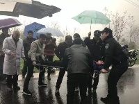 紫金民警哥一把伞撑起一片天