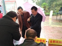 襄阳扶贫首场招聘会五山举行 1600余人前来应聘