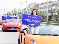 跑车与美女上演速度与激情，快到世纪广场来瞅瞅