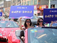 跑车与美女上演速度与激情，快到世纪广场来瞅瞅