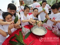 樱花谷举办百人亲子瑜伽秀