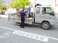 对非机动车乱停说NO！谷城公安城管联合规范城内北街秩序
