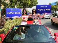 跑车与美女上演速度与激情，快到世纪广场来瞅瞅