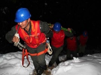 大雪突袭 谷城全力抢修受损电力设施