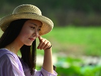 戴草帽的女孩