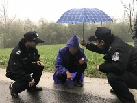 紫金民警哥一把伞撑起一片天