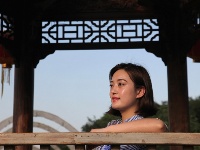 樱花谷里遇美女