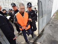 保康48名在押人员转押老河口沿线警戒