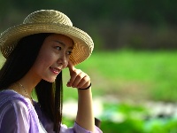戴草帽的女孩