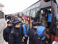 保康48名在押人员转押老河口沿线警戒
