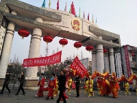 大年初一，城关镇锣鼓喧天向全县人民拜年