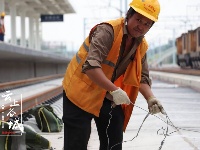 汉十高铁建设者：挥洒汗水施工忙
